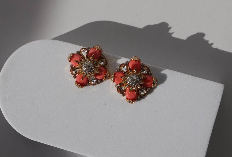 Retro Palace Flower Earrings Red Stud Elegant Wedding Christmas Gift Rare Find Baroque Style Vintage Luxury von Mafukoo