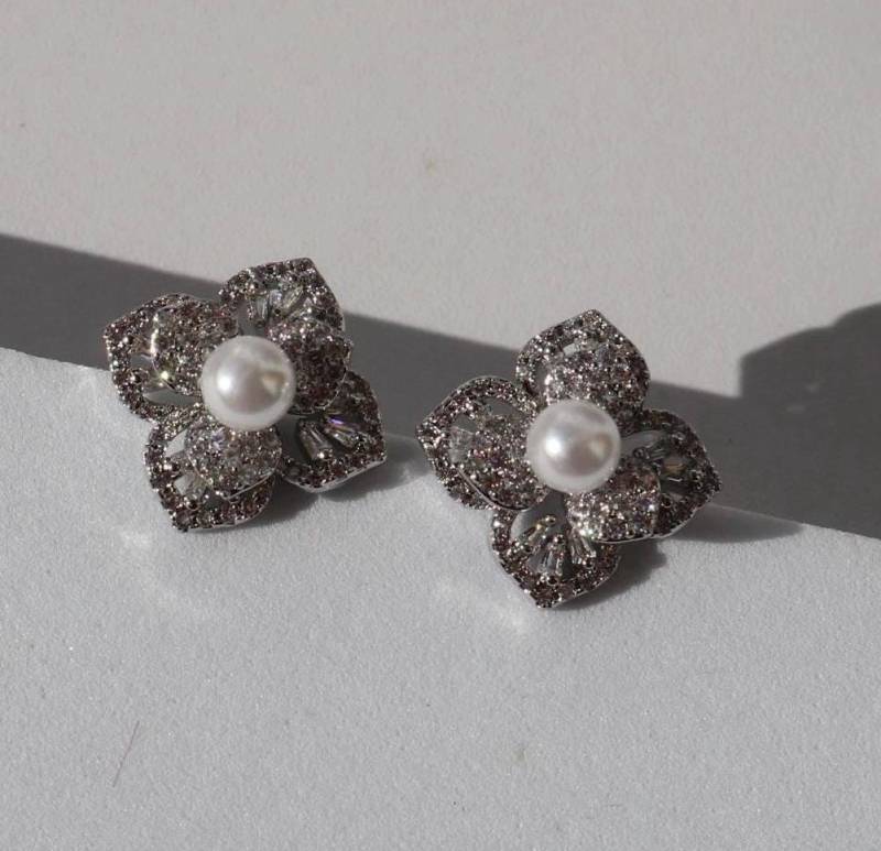 Retro Palace Flower Pearl Shiny Stud Earrings Elegant Wedding Christmas Gift Rare Find Baroque Style Vintage Luxury Party von Mafukoo