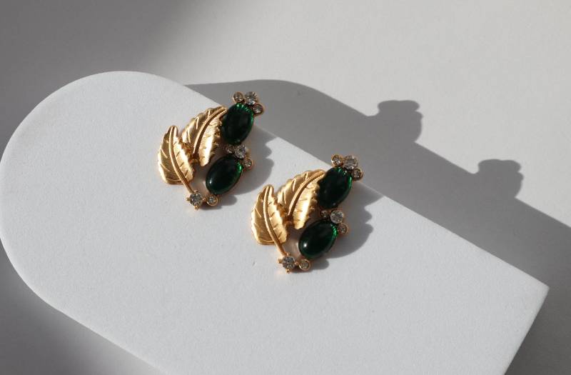 Retro Palace Leaf Earrings Green Gold Stud Elegant Wedding Christmas Gift Rare Find Baroque Style Vintage Luxury von Mafukoo