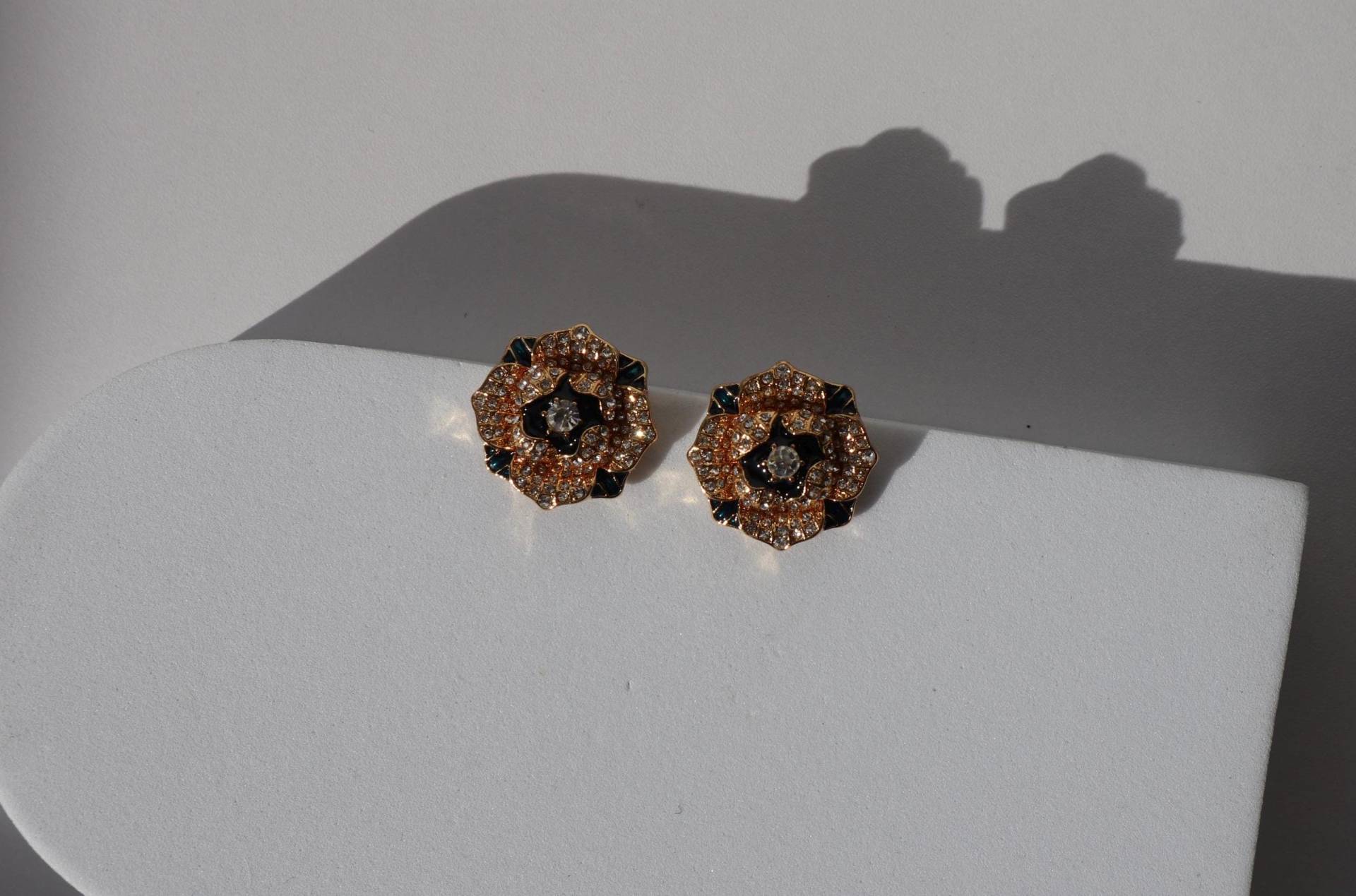 Retro Palace Rosa Flower Earrings Black Gold Stud Elegant Wedding Christmas Gift Rare Find Baroque Style Vintage Luxury Retro Palace Rosa Flower Earrings Black Gold Stud Elegant Wedding Christmas Gift Rare Find Baroque Style Vintage Luxury von Mafukoo