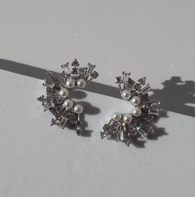 Retro Palace Shiny Moon Stud Earrings Elegant Wedding Christmas Gift Rare Find Baroque Style Vintage Luxury Party von Mafukoo