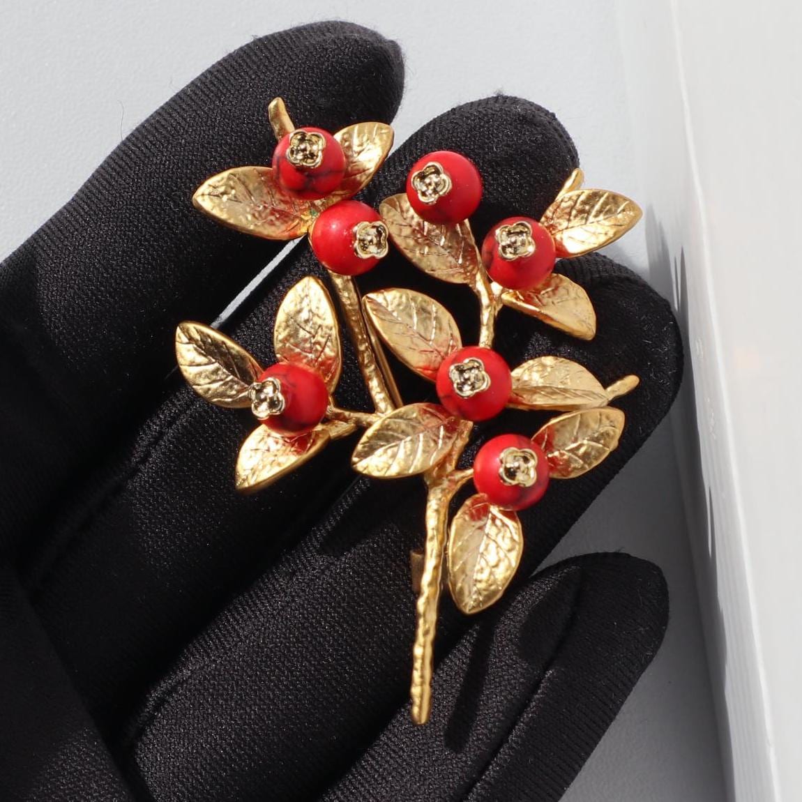 Beerenzweig Brosche Gold Rot Farbe Brosche Legierungs-Anstecknadel Weihnachtsgeschenk von MafukooBrosche