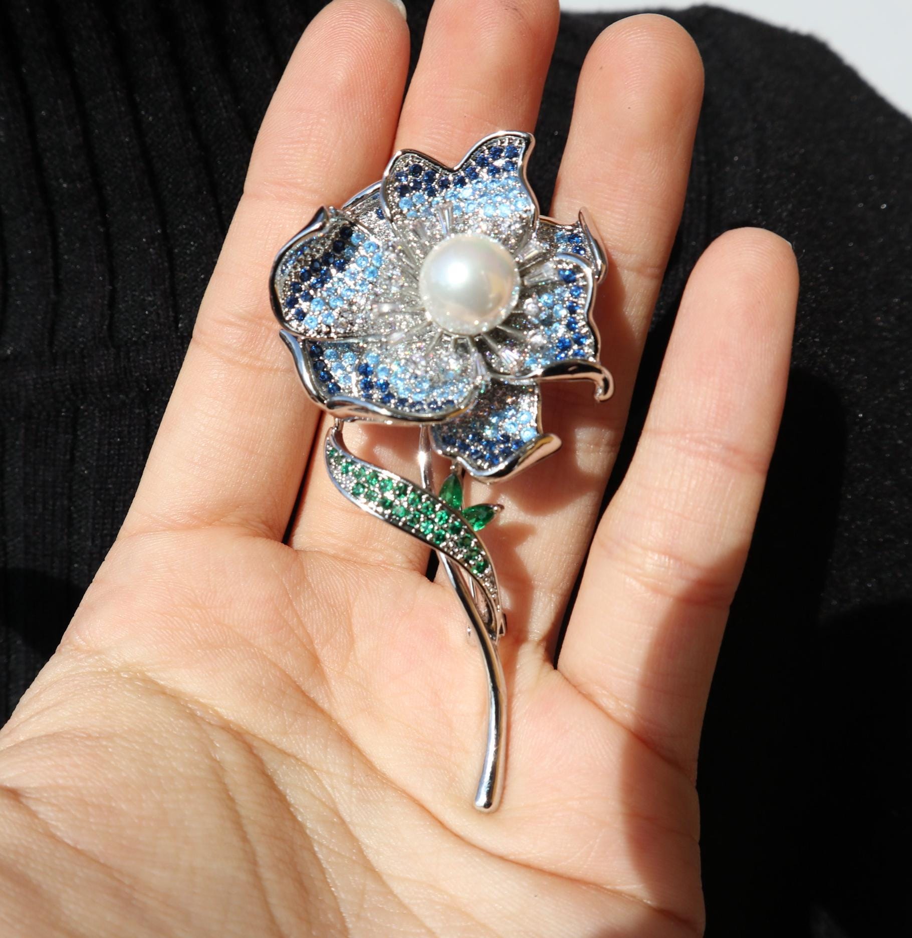 Blaue Blumen Brosche Cubic Zirkonia & Kunstperle Pin von MafukooBrosche
