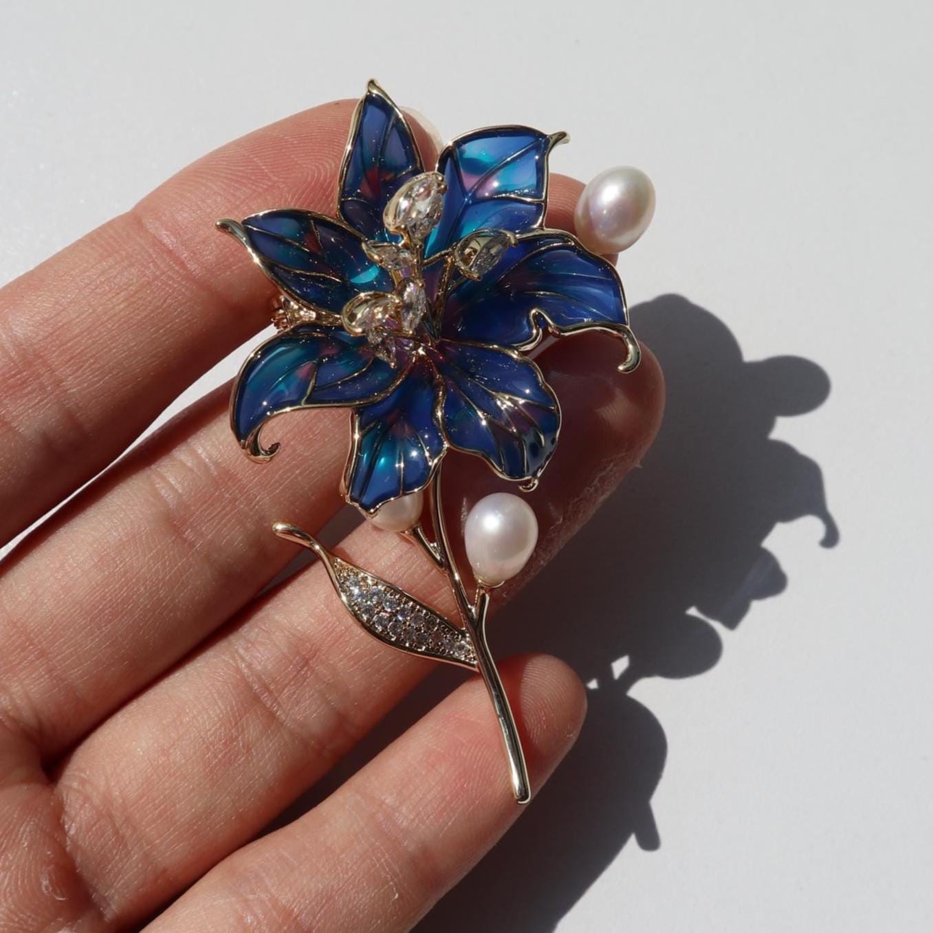 Blaue Blumen Brosche Legierung Party-Brosche Mit Perlen-Akzenten Blaue Blumen Brosche Legierung Party-Brosche Mit Perlen-Akzenten von MafukooBrosche