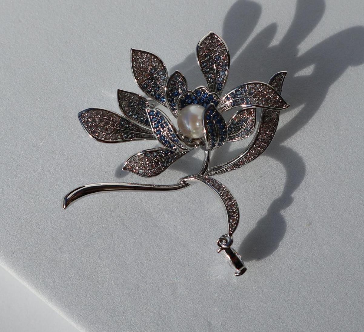 Blaue Lotus Blume Brosche Silberfarbener Party Schmuck Blaue Lotus Blume Brosche Silberfarbener Party Schmuck von MafukooBrosche