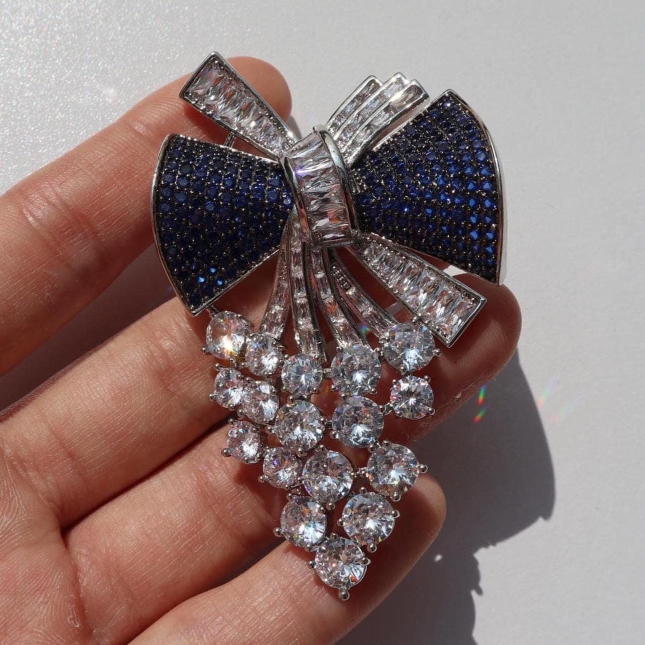 Blaue Schleifen Brosche Eleganter Party Schmuck - Unisex Anstecknadel von MafukooBrosche