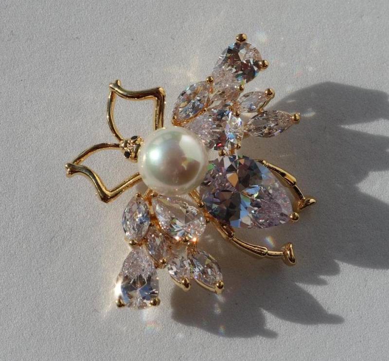 Elegante Bienen Brosche Goldlegierung Anstecknadel Mit Perle & Kristalle Elegante Bienen Brosche Goldlegierung Anstecknadel Mit Perle & Kristalle von MafukooBrosche