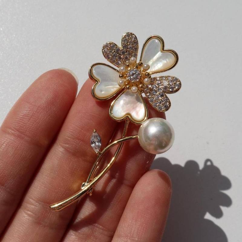 Elegante Blüten-Brosche Kunstperle Goldfarben Mit Stecknadel von MafukooBrosche