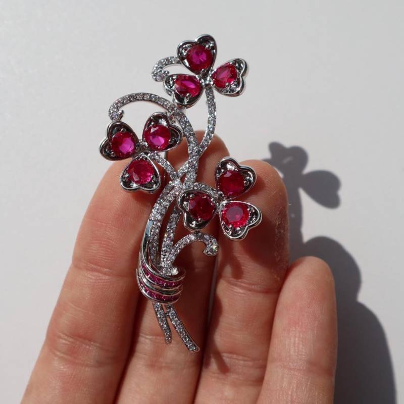 Elegante Blumen Brosche Rot & Silber Legierung Pin, Unisex Schmuck Geschenk von MafukooBrosche