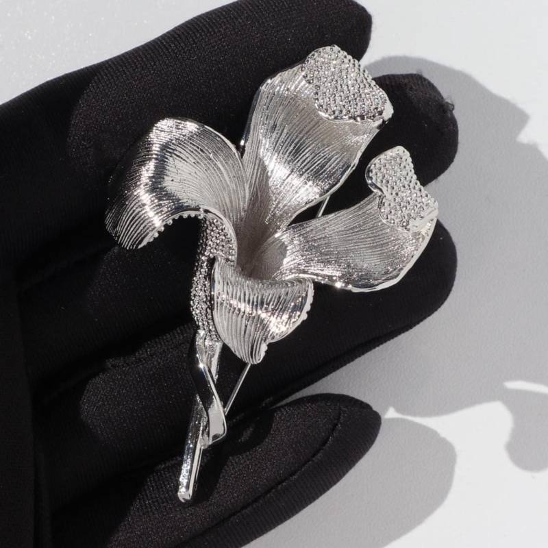 Elegante Blumen Lilie Brosche Silber Farbe Legierung Party Pin von MafukooBrosche