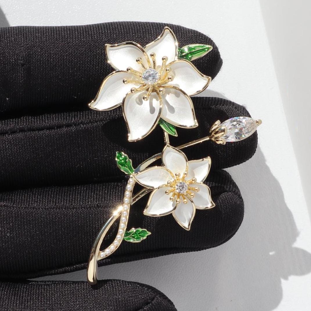 Elegante Blumen Brosche Weiße Farbe Alloy Party Pin von MafukooBrosche
