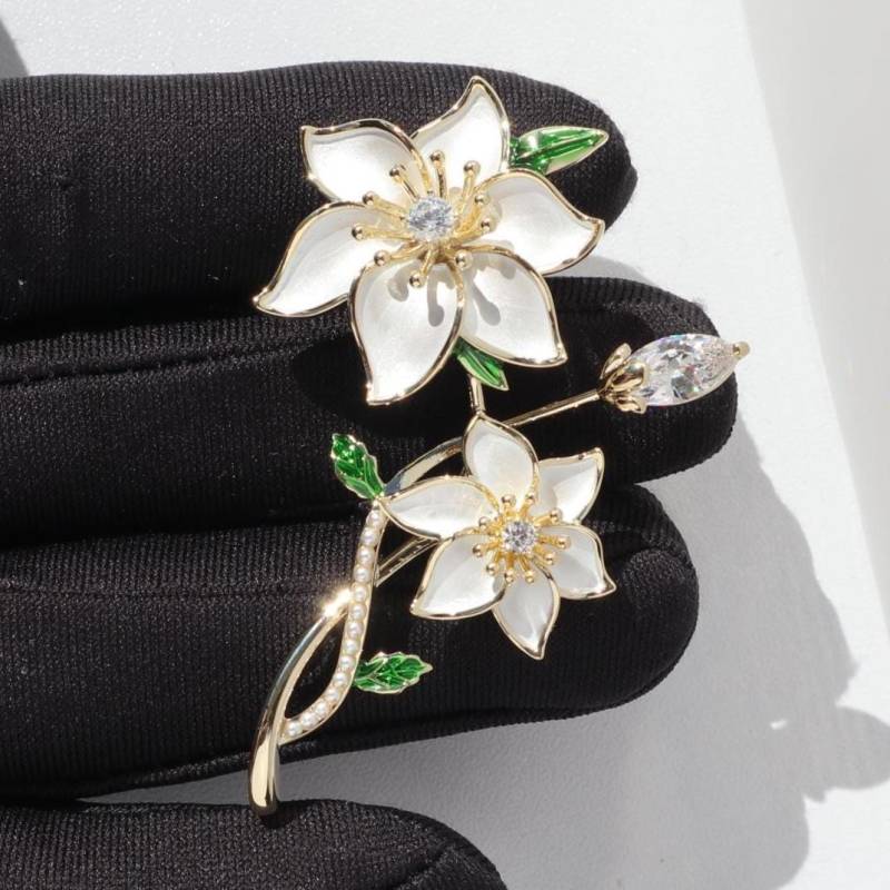 Elegante Blumen Brosche Weiße Farbe Alloy Party Pin von MafukooBrosche