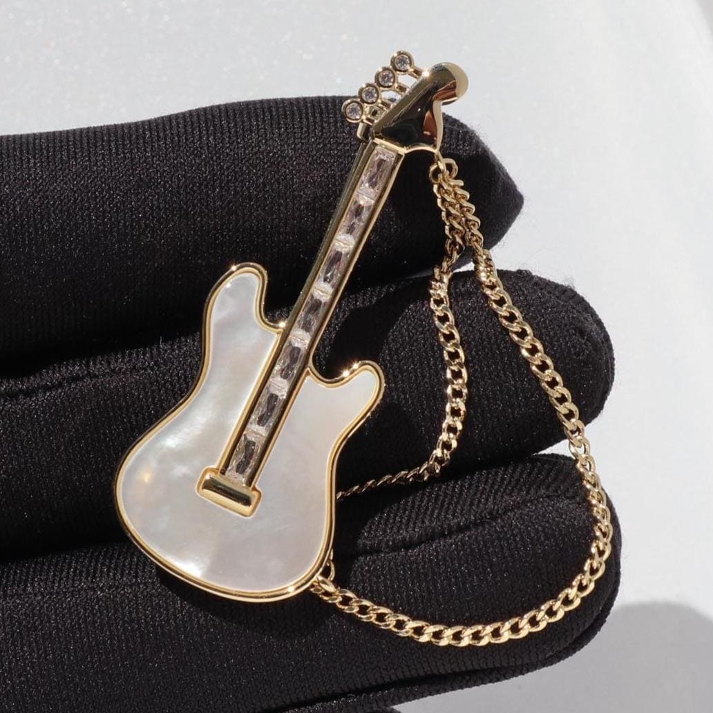 Elegante Gitarren Brosche Goldfarbene Legierung Party Pin Elegante Gitarren Brosche Goldfarbene Legierung Party Pin von MafukooBrosche
