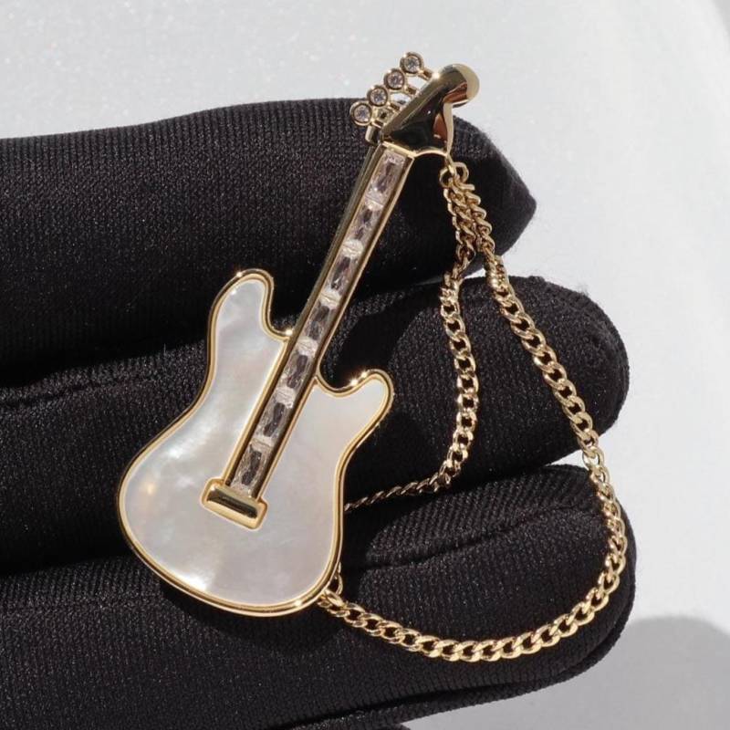 Elegante Gitarren Brosche Goldfarbene Legierung Party Pin Elegante Gitarren Brosche Goldfarbene Legierung Party Pin von MafukooBrosche