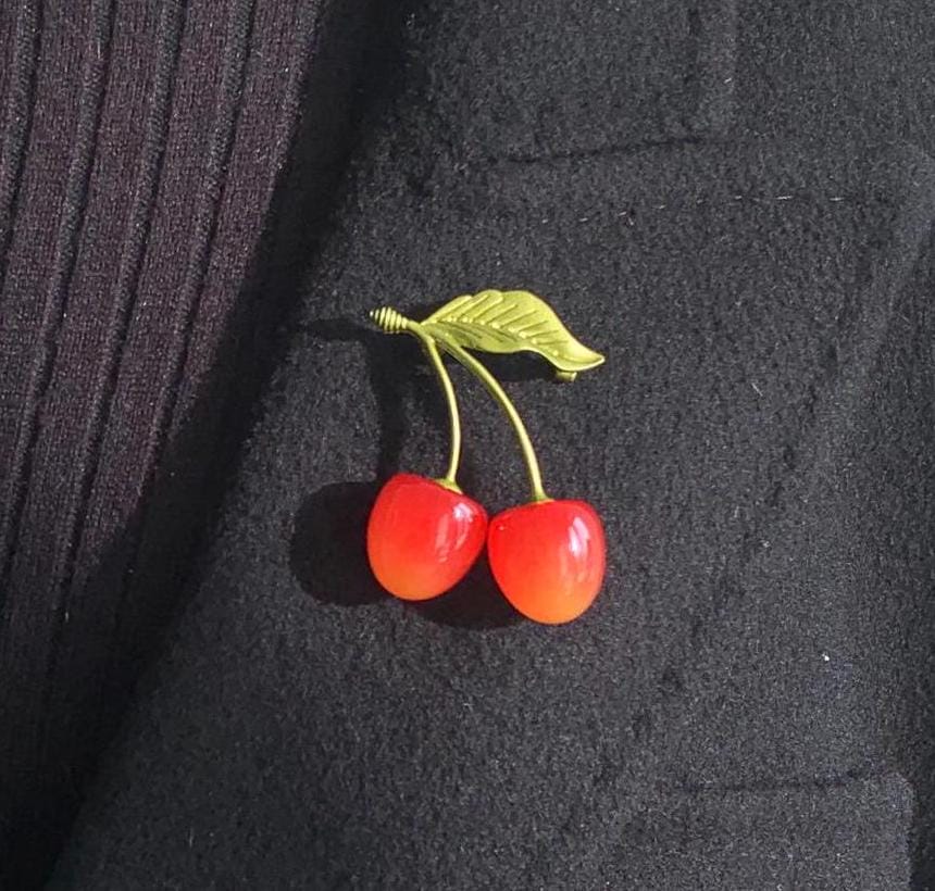 Elegante Kirsche Brosche Rote Frucht Legierung Pin, Unisex Schmuck Geschenk von MafukooBrosche