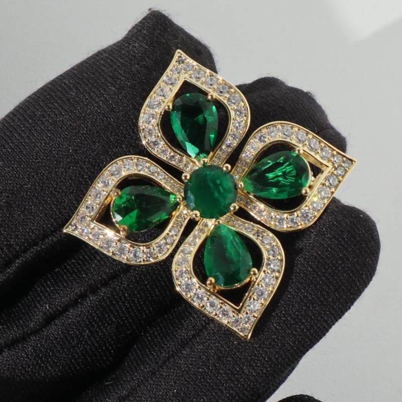 Elegante Kreuz Brosche Grün Goldfarbe Weihnachtsgeschenk Anstecknadel von MafukooBrosche