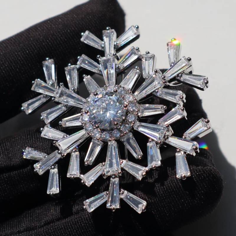Elegante Schneeflocke Brosche Splitterfarbe Alloy Pin Weihnachtsgeschenk von MafukooBrosche