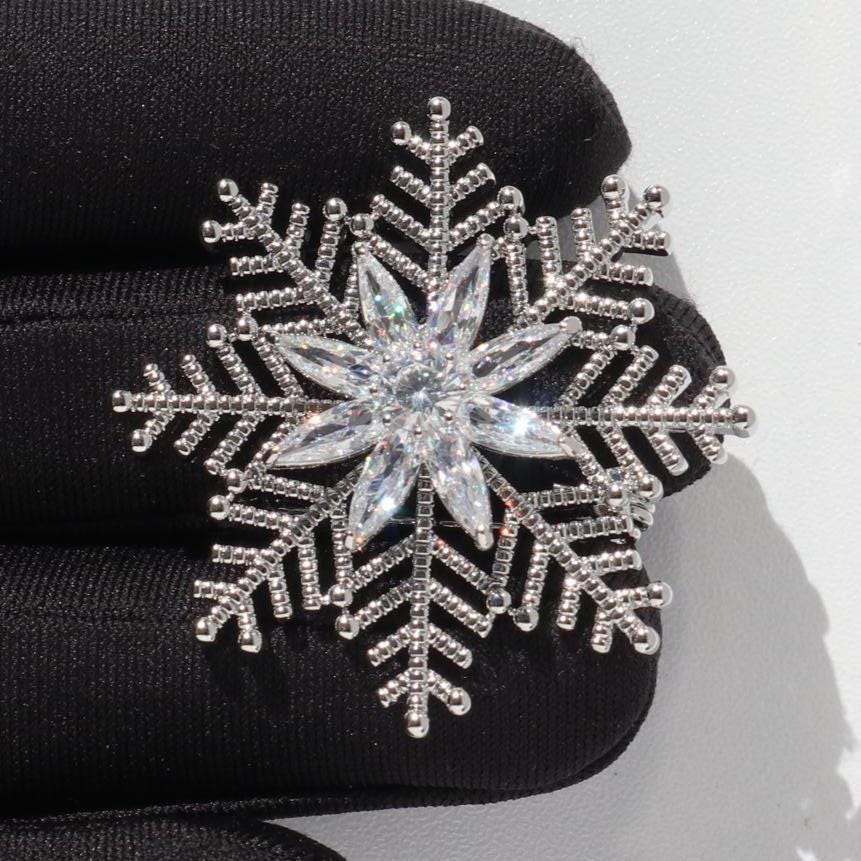 Elegante Schneeflocken Brosche Silber Farbe Legierung Party Pin Weihnachtsgeschenk von MafukooBrosche