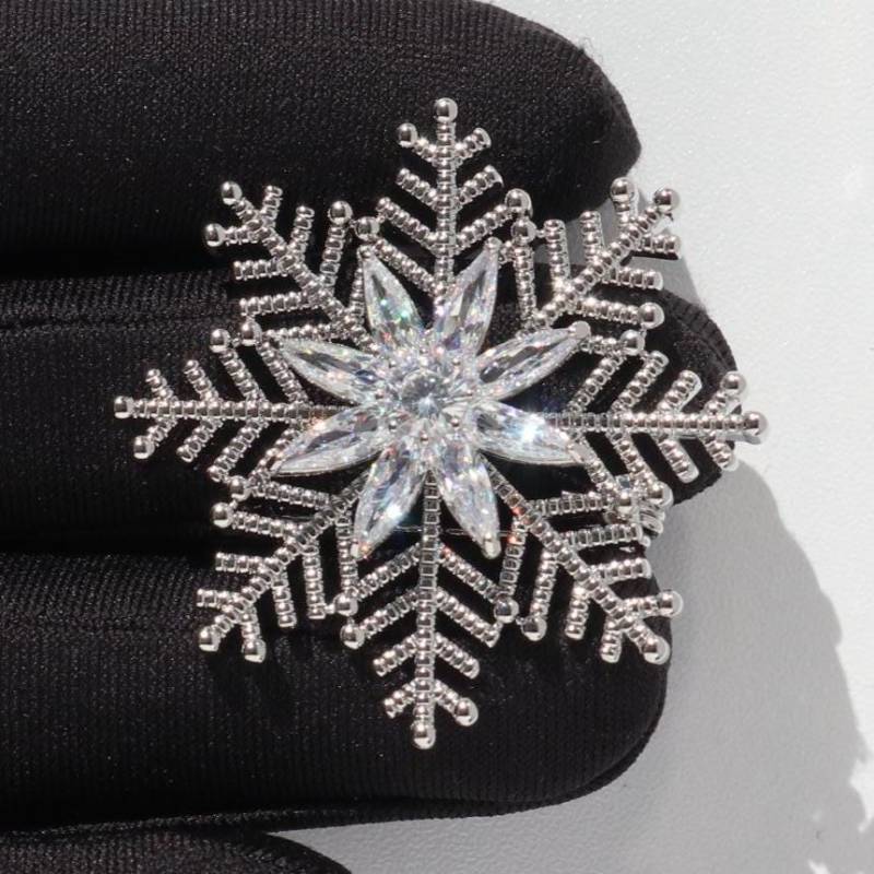 Elegante Schneeflocken Brosche Silber Farbe Legierung Party Pin Weihnachtsgeschenk von MafukooBrosche