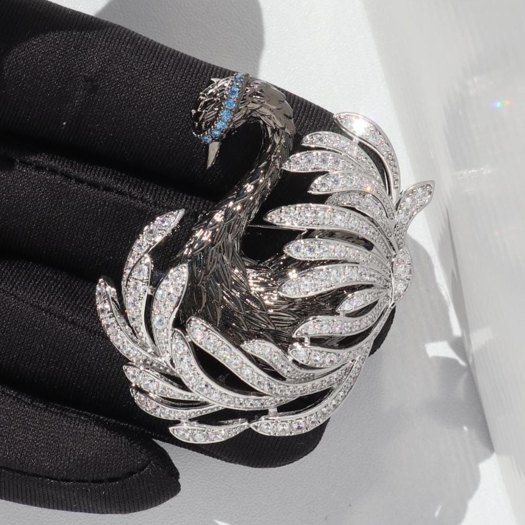 Elegante Schwan Brosche Silber Schwarze Farbe Alloy Party Pin von MafukooBrosche