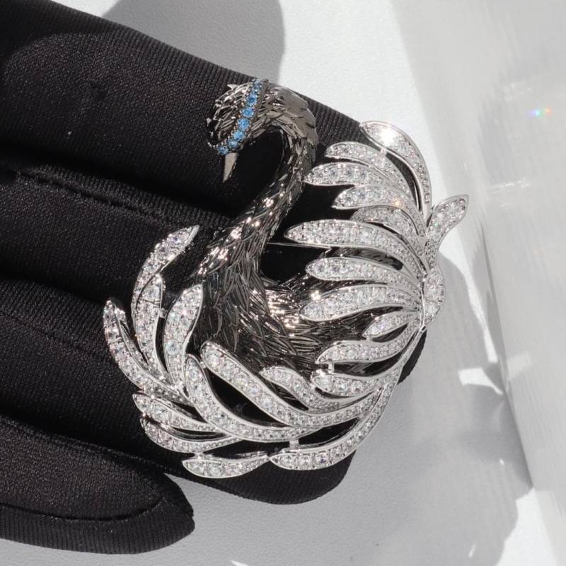 Elegante Schwan Brosche Silber Schwarze Farbe Alloy Party Pin von MafukooBrosche
