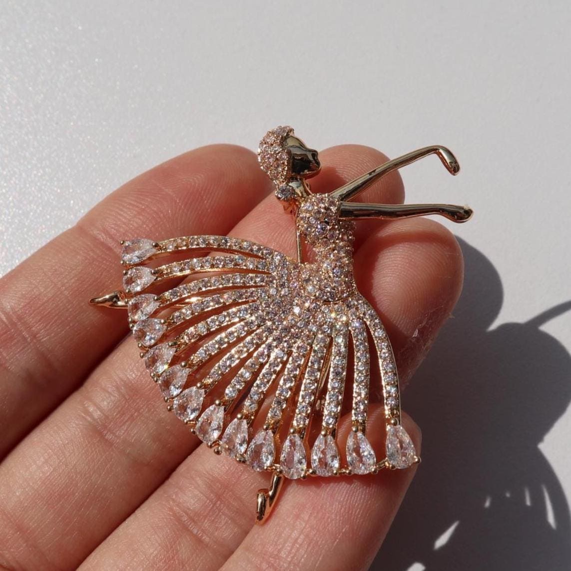 Elegante Tänzerin Brosche Ballett Anstecknadel Aus Gold Legierung Elegante Tänzerin Brosche Ballett Anstecknadel Aus Gold Legierung von MafukooBrosche