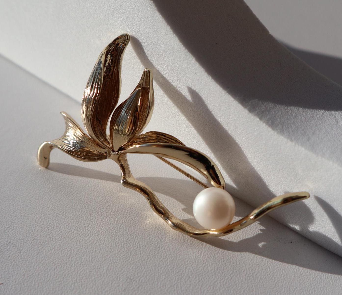 Gold Blumen Brosche Mit Perle Minimalist Legierung Pin Gold Blumen Brosche Mit Perle Minimalist Legierung Pin von MafukooBrosche