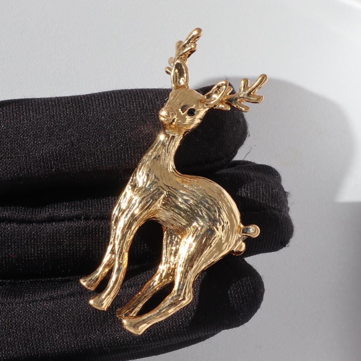 Gold Hirsch Brosche - Elegante Weihnachtsanstecknadel von MafukooBrosche