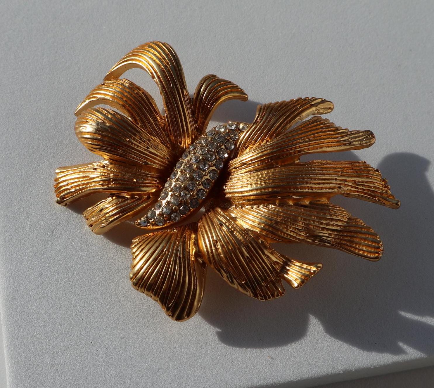 Gold Tone Schleifen Brosche Strass Party Pin Gold Tone Schleifen Brosche Strass Party Pin von MafukooBrosche