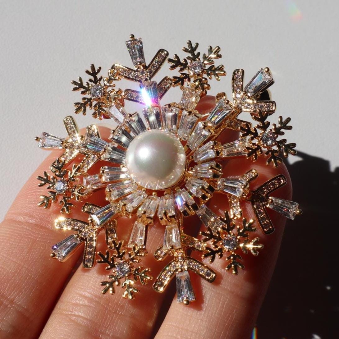 Goldene Schneeflocken Brosche Mit Nachahmung Perle - Elegante Winter Anstecknadel von MafukooBrosche