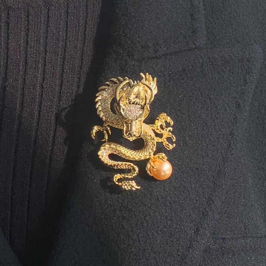 Goldfarbene Drachen Brosche Mit Kunstperle Goldfarbene Drachen Brosche Mit Kunstperle von MafukooBrosche