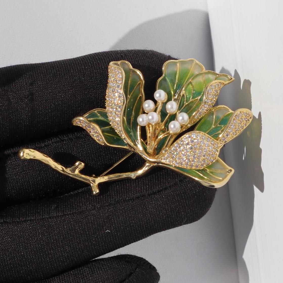 Grüne Farbe Lotus Brosche Weihnachtsgeschenk von MafukooBrosche