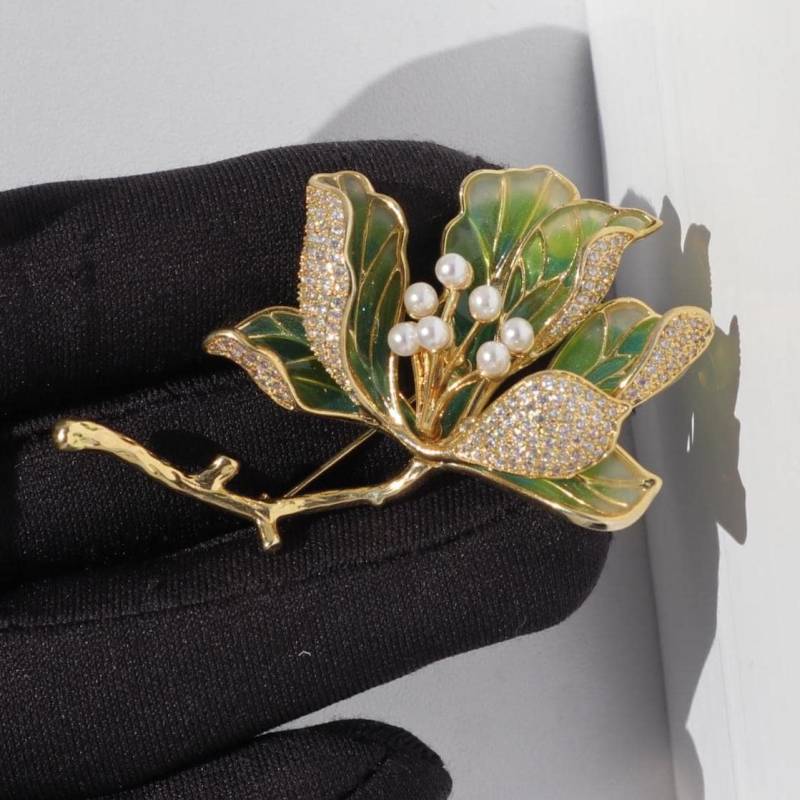 Grüne Farbe Lotus Brosche Weihnachtsgeschenk von MafukooBrosche