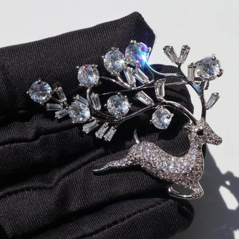 Hirsch Brosche Elegante Splitterfarbe Legierung Pin, Unisex Schmuck Geschenk von MafukooBrosche