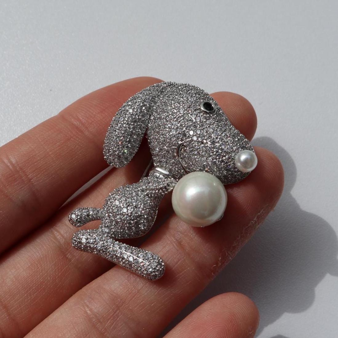 Hunde Brosche Anstecknadel Aus Silberfarbener Legierung Mit Perle von MafukooBrosche