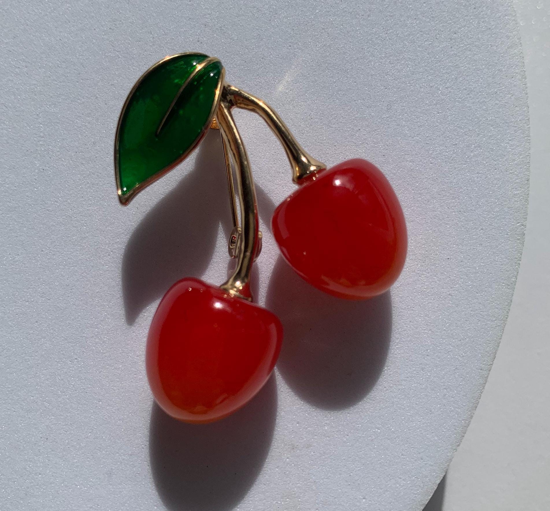 Kirsch Brosche Pin Legierungs-Frucht-Corsage, Damenmode-Accessoire Kirsch Brosche Pin Legierungs-Frucht-Corsage, Damenmode-Accessoire von MafukooBrosche