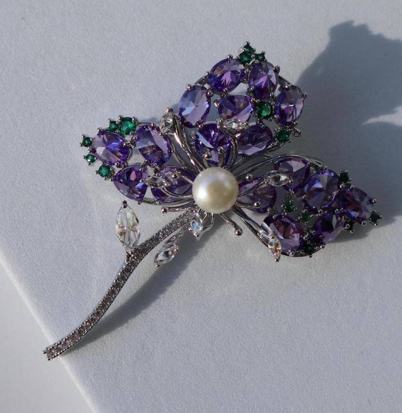 Legierung Blumen-Brosche Lila Grüner Kristall Party Pin Legierung Blumen-Brosche Lila Grüner Kristall Party Pin von MafukooBrosche