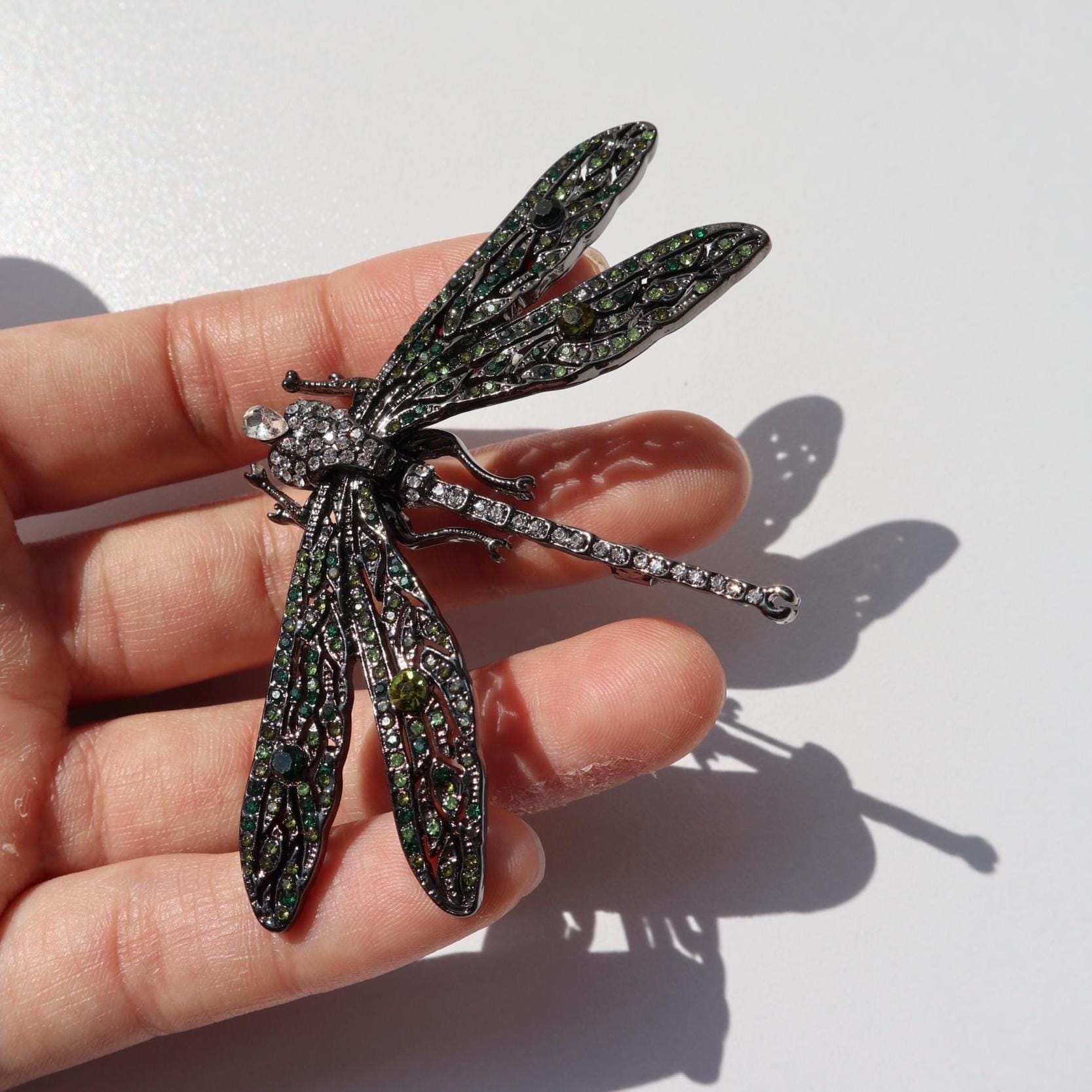 Libelle Brosche Grün Schwarz Farbe Pins Schmuck Geschenk Unisex Weihnachten Geburtstag Libelle Brosche Grün Schwarz Farbe Pins Schmuck Geschenk Unisex Weihnachten Geburtstag von MafukooBrosche