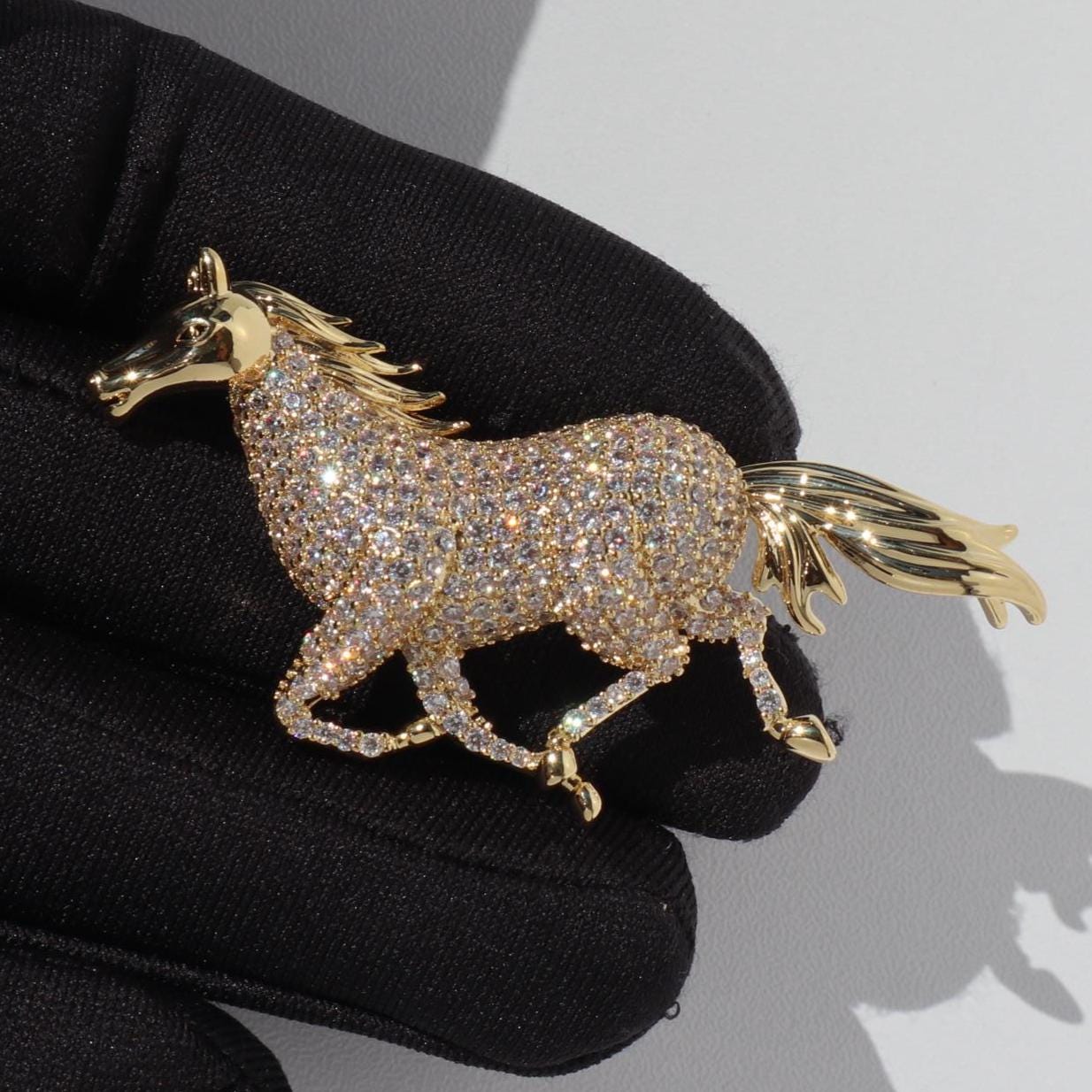 Pferd Goldfarbe Brosche Weihnachten Geschenk Anstecknadel von MafukooBrosche