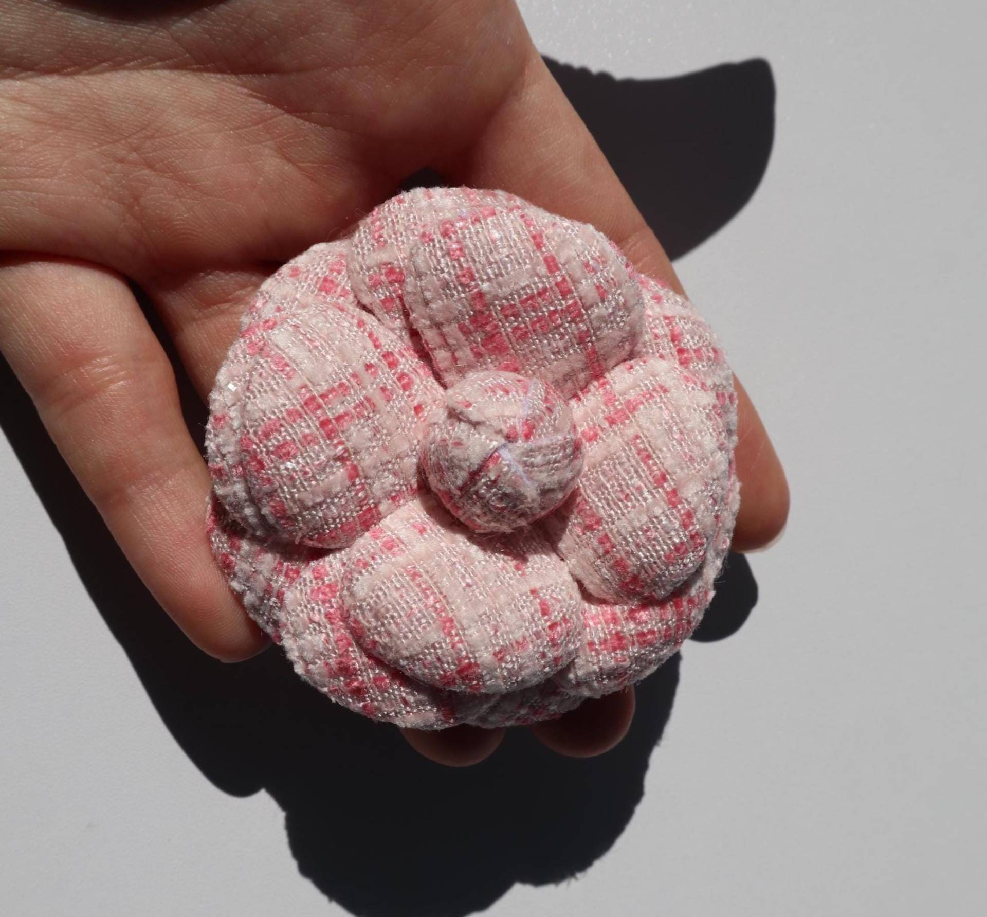 Rosa Blumen-Brosche Handgemachte Legierung Party Pin von MafukooBrosche