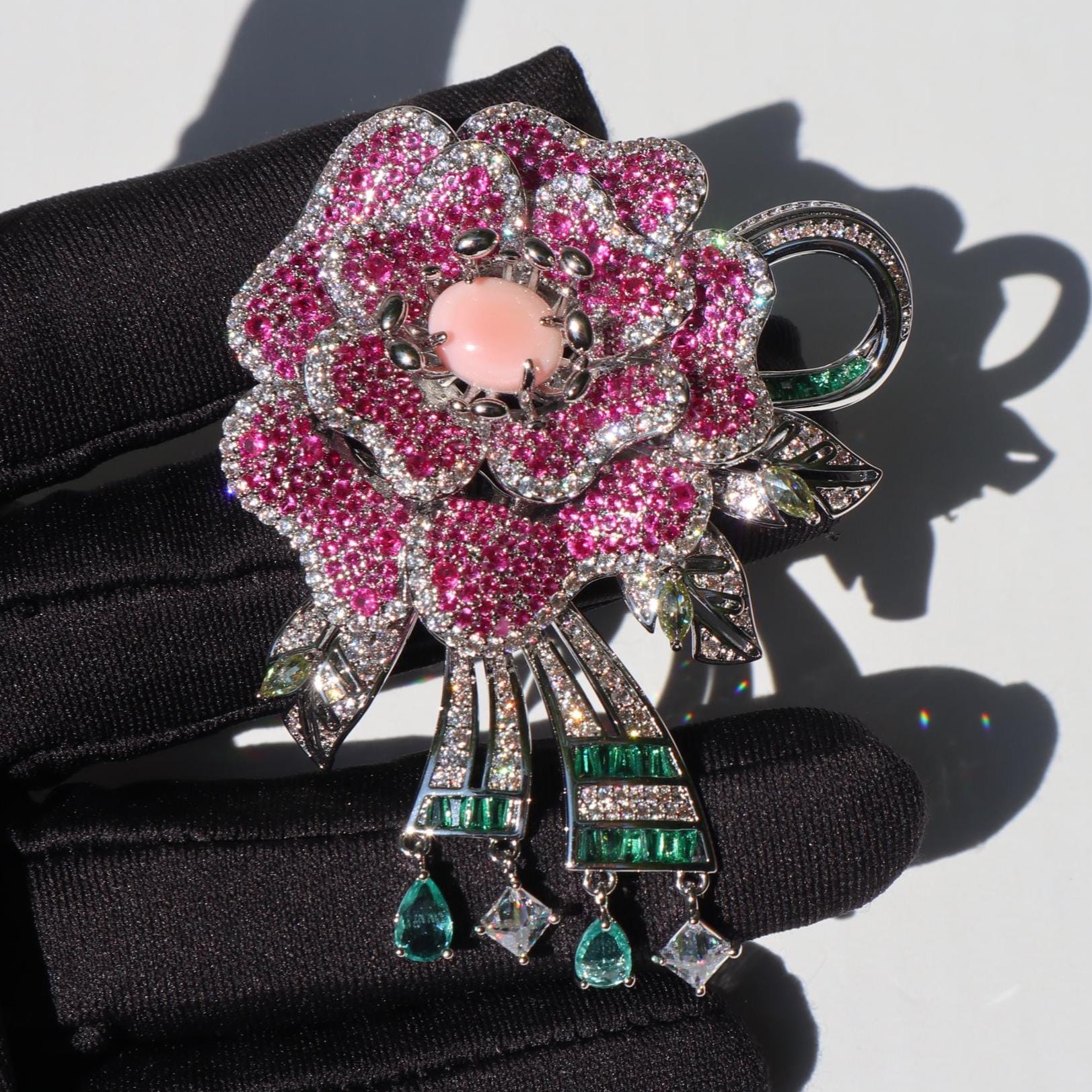 Rote Legierungs-Blumen-Brosche Elegante Weihnachtshochzeitsnadel von MafukooBrosche