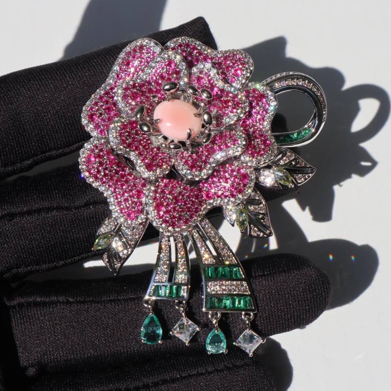 Rote Legierungs-Blumen-Brosche Elegante Weihnachtshochzeitsnadel von MafukooBrosche