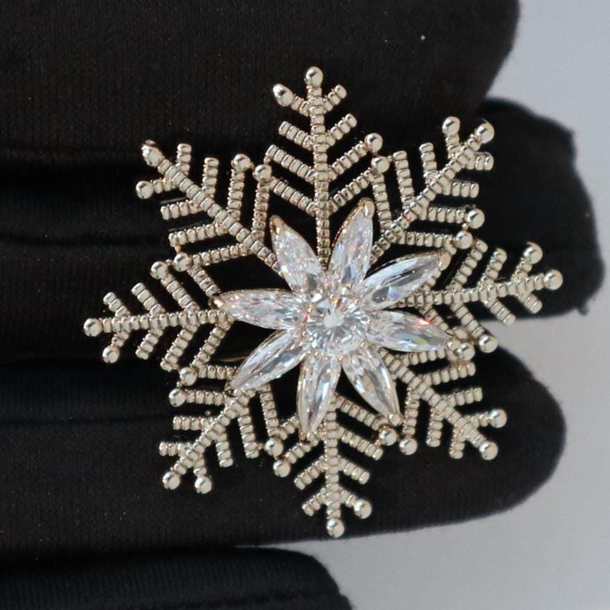 Schneeflocke Brosche Goldfarbe Party Pin Weihnachten Geschenk von MafukooBrosche