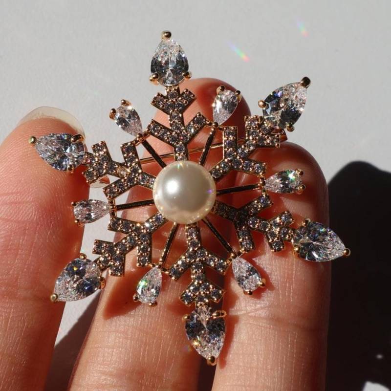Schneeflocke Brosche Goldfarbe Pin Elegante Weihnachtsgeschenk von MafukooBrosche
