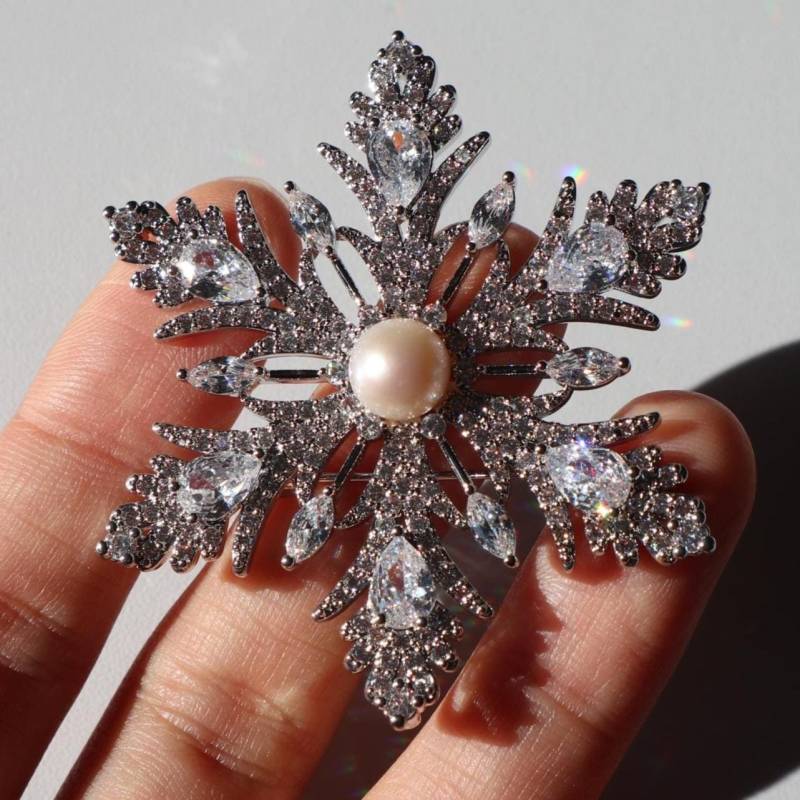 Schneeflocke Brosche Silber Farbe Pin Elegante Weihnachtsgeschenk von MafukooBrosche