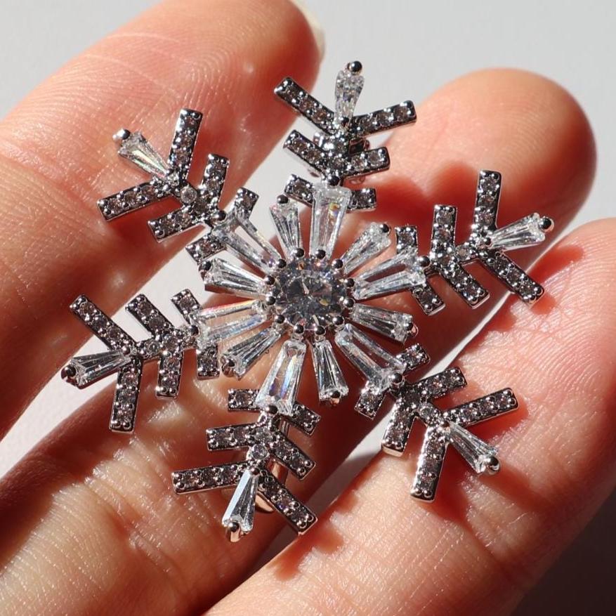 Schneeflocke Brosche Silber Farbe Pin Elegante Weihnachtsgeschenk von MafukooBrosche