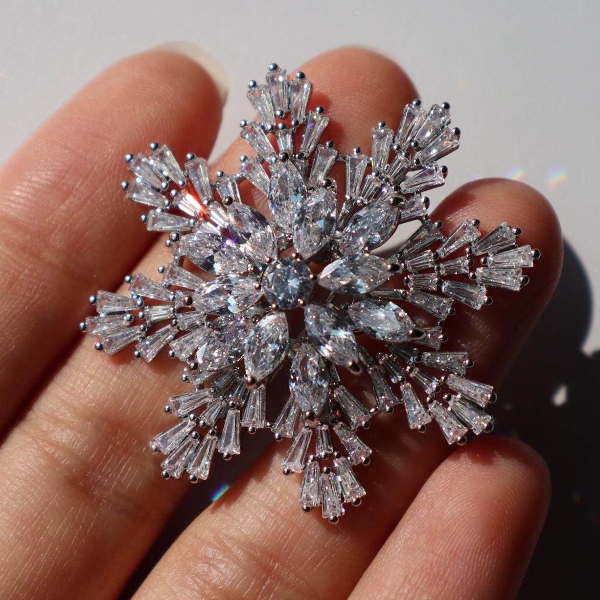 Schneeflocke Brosche Silber Farbe Pin Weihnachtsgeschenk von MafukooBrosche