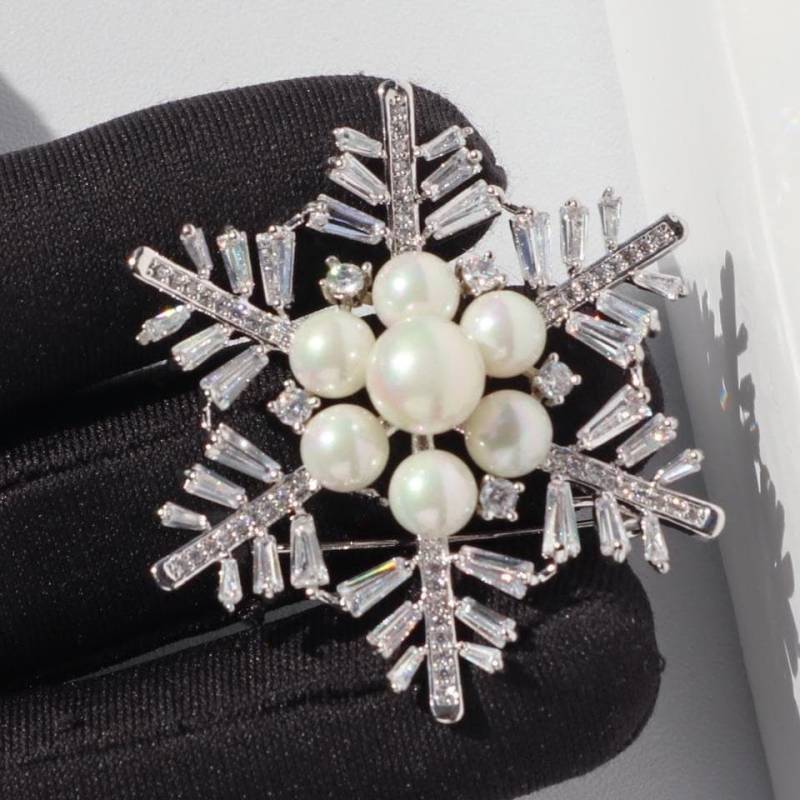 Schneeflocke Perle Splitter Farbe Brosche Legierung Pin Weihnachtsgeschenk von MafukooBrosche