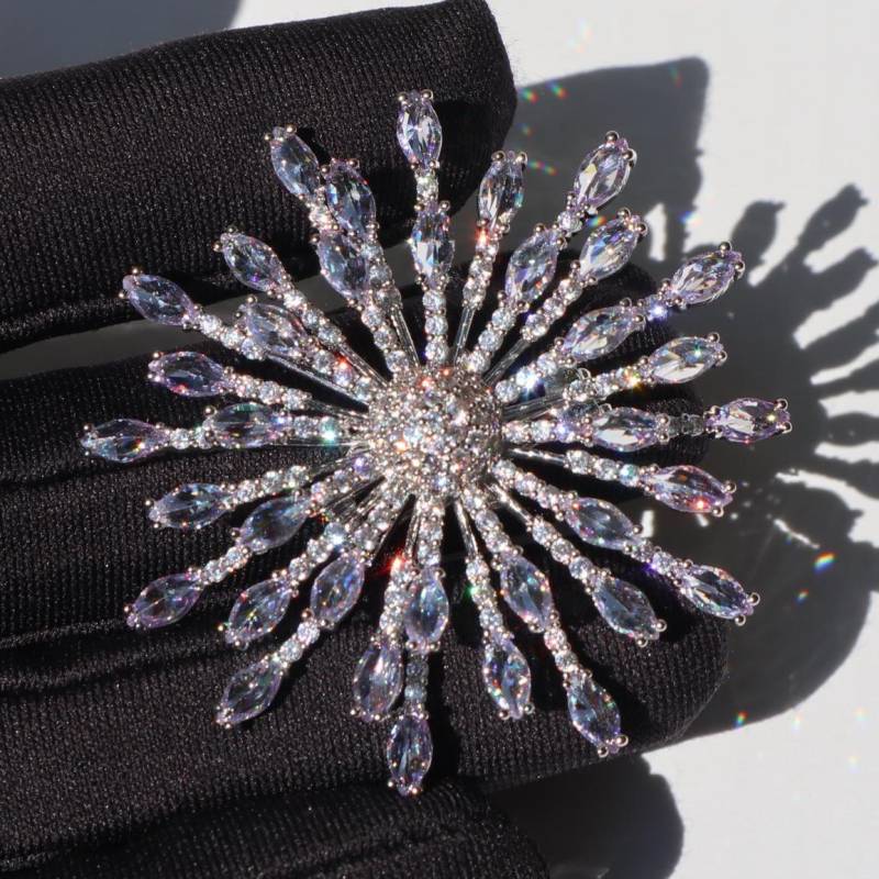 Schneeflocke Splitter Lila Farbe Blumen Brosche Elegante Legierung Pin, Unisex Schmuck Geschenk von MafukooBrosche