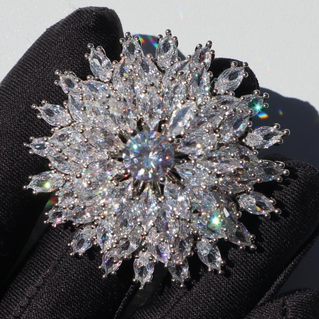 Schneeflocke Splitterfarbe Blumen Brosche Elegante Legierung Pin, Unisex Schmuck Geschenk von MafukooBrosche